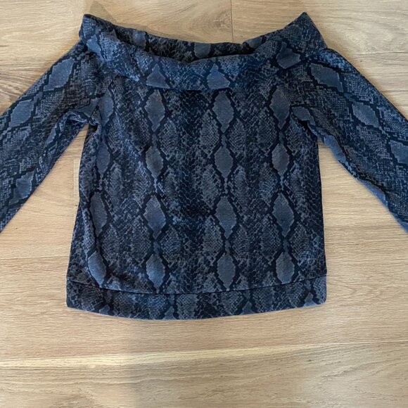 Express Snakeskin Print Off The Shoulder Fleece Sweatshirt NWT Medium - Picture 2 of 10